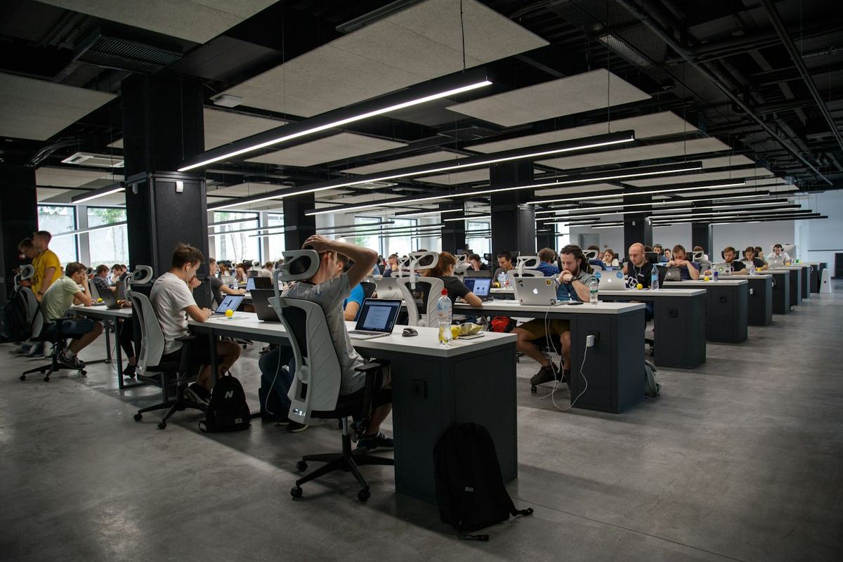 Gün ışığı alan açık ofis