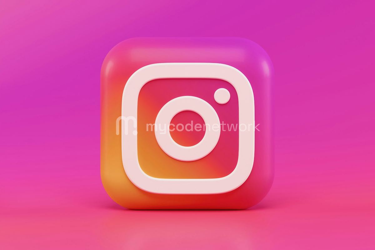 Telefon ekranında Instagram akışını inceleyen kişi